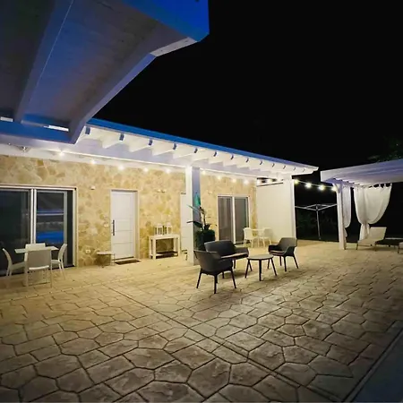 Luxury & Pool Lequile