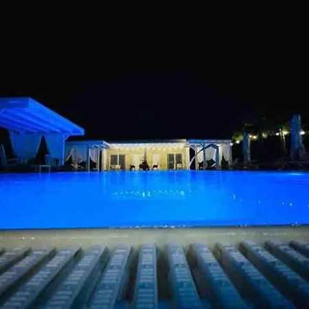 Luxury & Pool