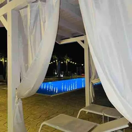 Luxury & Pool Lequile