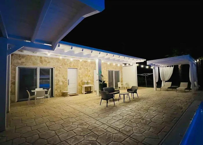 Luxury & Pool Lequile